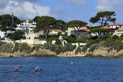 France, Var (83), Toulon, kayakistes en bordure du quartier du Mourillon