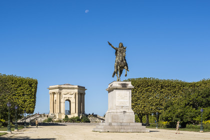 France, Hérault (34), Montpellier, centre historique appelé l’Ecusson, place Royale ou promenade du Peyrou, la statue équestre de Louis XIV et le chateau d'eau monumental construit en 1768