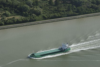 France, Seine-Maritime (76), navigation d'un cargo dans l'estuaire de la Seine (vue aérienne)