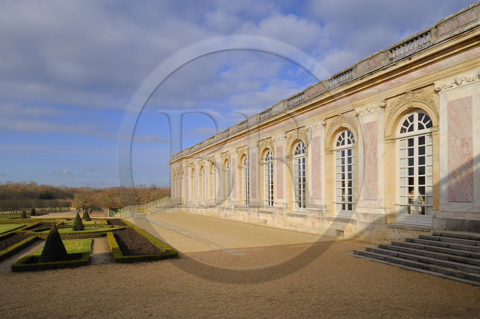 France, Yvelines (78), château de Versailles, classé Patrimoine Mondial de l'UNESCO, le Grand Trianon, extérieur de la galerie