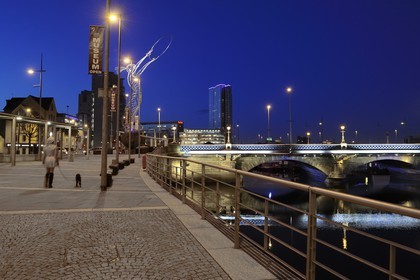 Royaume-Uni, Irlande du Nord, Belfast, le waterfront au bord de la rivière Lagan, Queens Bridge, Beacon of Hope (statue pour la Paix) est une sculpture en métal par Andy Scott de 19,5 mètres de haut construiet en 2007 à Thanksgiving Square et le plus haut gratte-ciel d'Irlande la Obel Tower en arrière plan