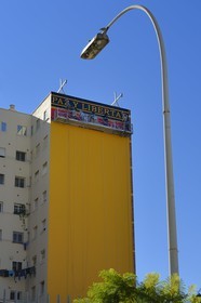 Espagne, Andalousie, Malaga, quartier Soho, barrio de las Artes (quartier des Arts), Maus street art, création d'une peinture murale par Obey Giant dirigé par Frank Shepard Fairey