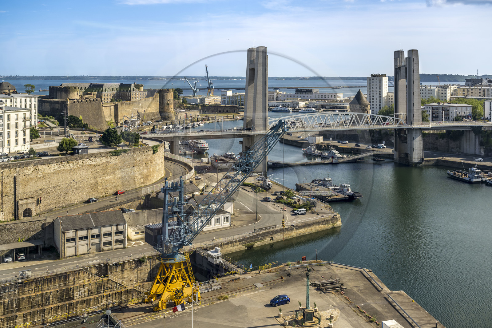 France, Finistère (29), Brest, l'arsenal, le port militaire est une base navale de la Marine nationale, le pont de Recouvrance, le château qui abrite le musée national de la Marine à l'embouchure de la rivière Penfeld et la Tour de la Motte-Tanguy en arrière plan