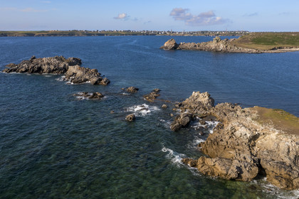 France, Finistère (29), Mer d'Iroise, Ile d'Ouessant, la Pointe de Penn ar Viler sur la cote Sud et la Baie de Lampaul, le bourg de Lampaul en arrière plan (vue aérienne)