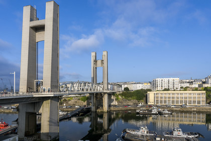 France, Finistère (29), Brest, l'arsenal, le port militaire est une base navale de la Marine nationale, le pont de Recouvrance passe au dessus de la rivière Penfeld