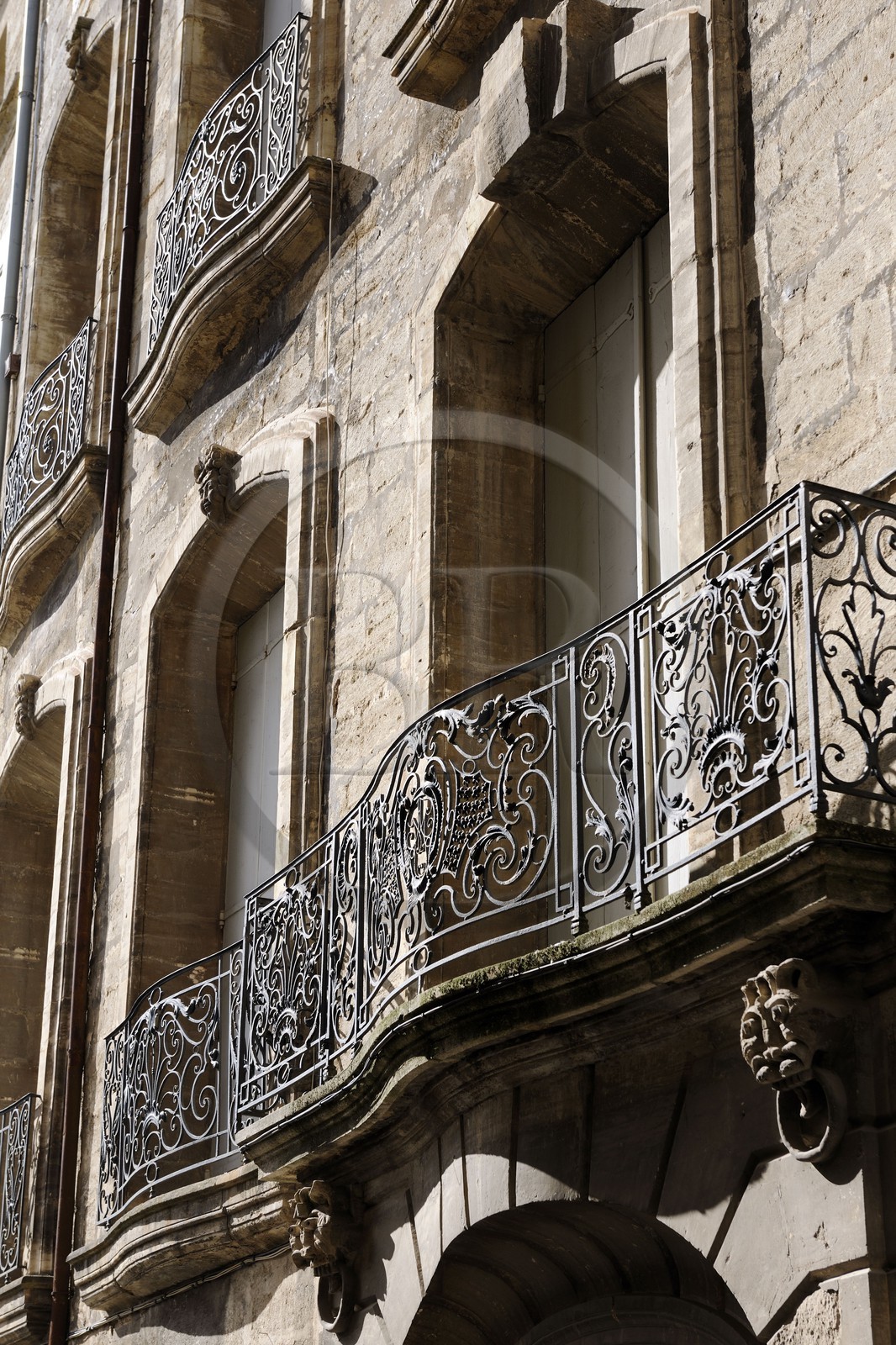 France, Hérault (34), Pézenas, hôtel de Flottes de Sébasan place Gambetta, balcon en fer forgé