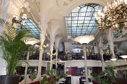 France, Allier (03), ancienne province du Bourbonnais, Moulins, le Grand Café, une des plus belles brasseries Belle Epoque de France, longtemps fréquenté par la célèbre créatrice Coco Chanel