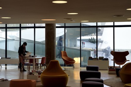 France, Seine-Maritime (76), Le Havre, Centre-ville reconstruit du Havre par Auguste Perret classé Patrimoine Mondial de l'UNESCO, le petit Volcan oeuvre de l'architecte Oscar Niemeyer, bibliothèque et médiathèque