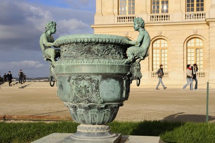 France, Yvelines (78), château de Versailles, classé Patrimoine Mondial de l'UNESCO, un des vases en bronze entourant le château