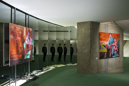 France, Paris (75), place du Colonel Fabien, immeuble du parti communiste français de l'architecte Oscar Niemeyer, vernissage de l'exposition Odyssée de l'artiste Fred Kleinberg à l'Espace Niemeyer