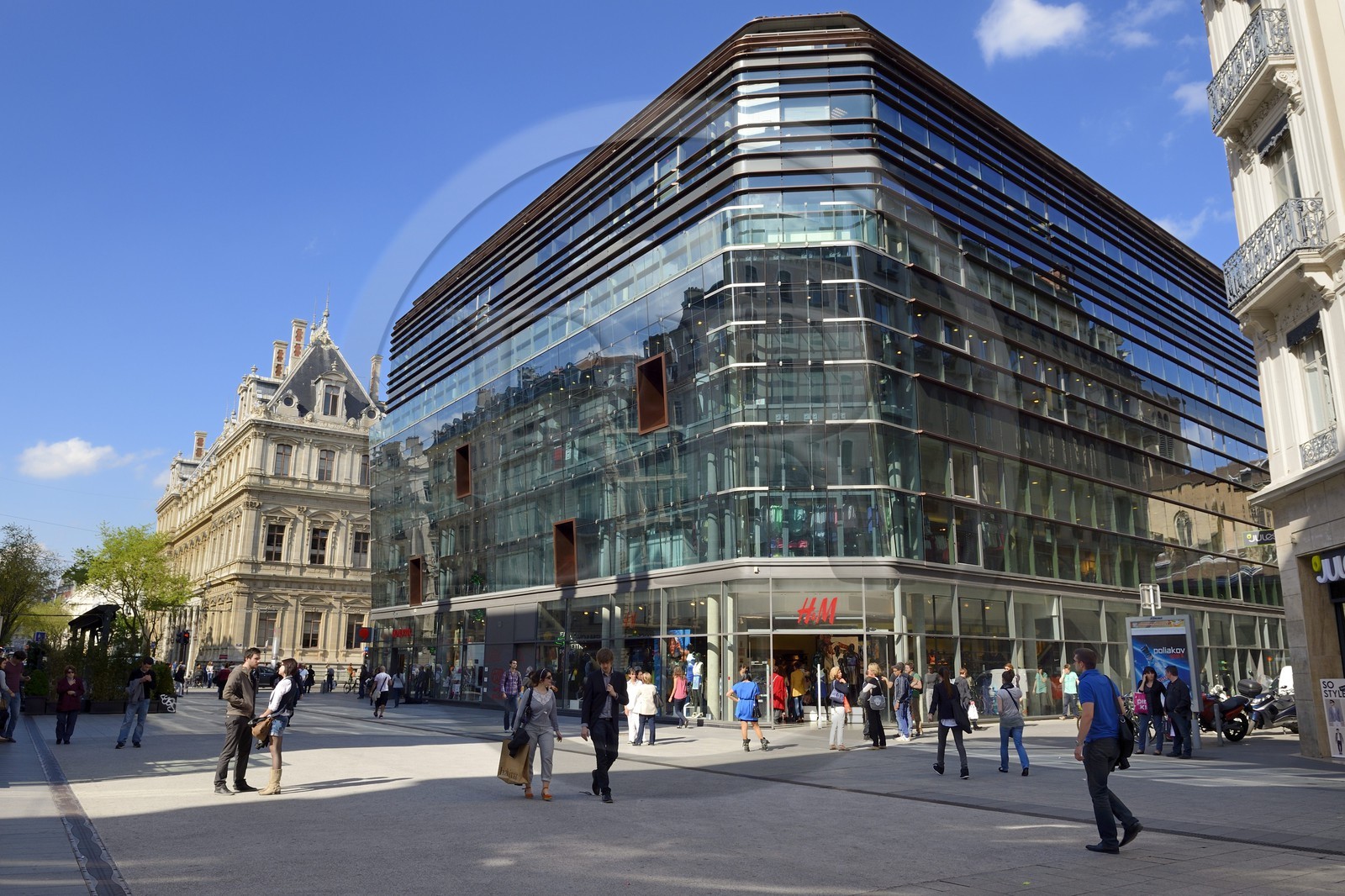 France, Rhône (69), Lyon, site historique classé Patrimoine Mondial de l'UNESCO, rue de la République, le Monoprix Grand Bazar de Lyon (2007) par les architectes Jean-Pierre Buffi et Philippe de Fouchier