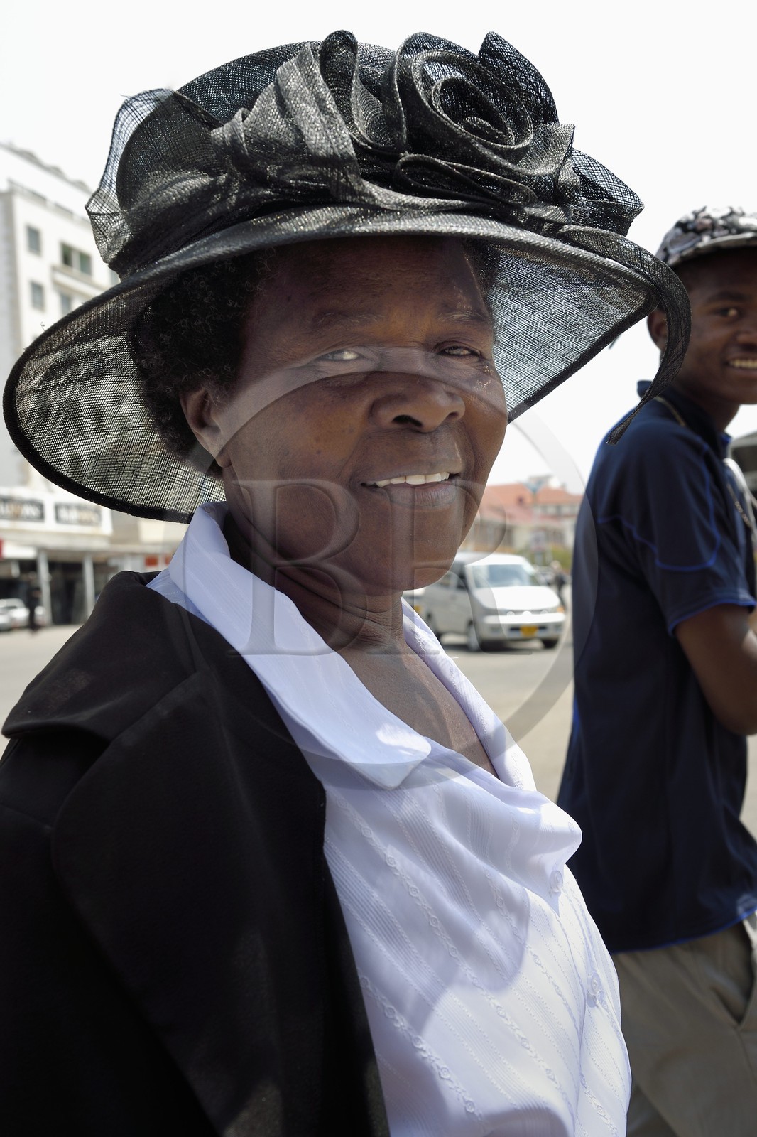 Zimbabwe, Bulawayo, femme au chapeau sur Leopold Takawira Avenue dans le centre ville Zimbabwe, Bulawayo, femme au chapeau sur Leopold Takawira Avenue dans le centre ville
