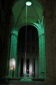 France, Manche (50), l'abbaye du Mont-Saint-Michel, classé Patrimoine Mondial de l'UNESCO, l'église abbatiale, un moine sonne la cloche pour les Laudes
