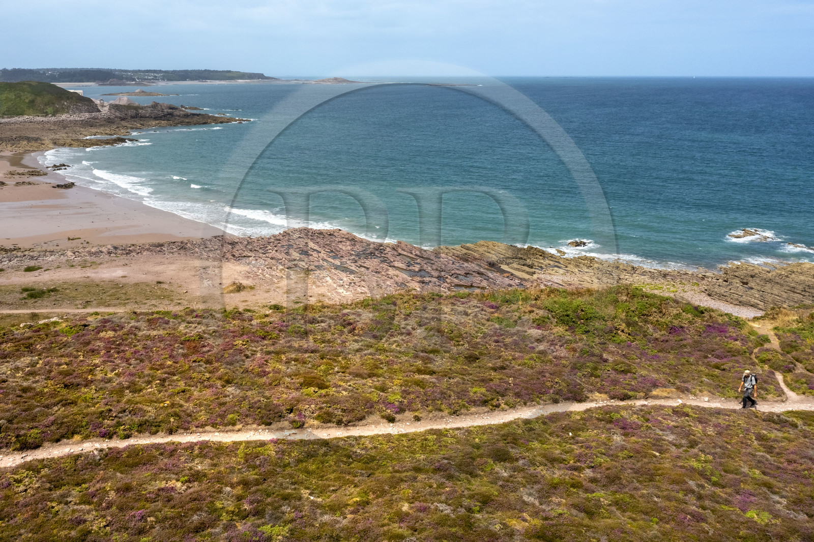 France, Côtes d'Armor (22), Grand Site de France Cap d'Erquy – Cap Fréhel, Fréhel, randonneurs sur le chemin de Grande Randonnée GR34 au dessus de la Grève des Fossés (vue aérienne)