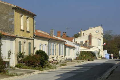 France, Charente-Maritime (17), Ile d'Aix, le bourg, l'école-mairie au bout de la rue Courgaud