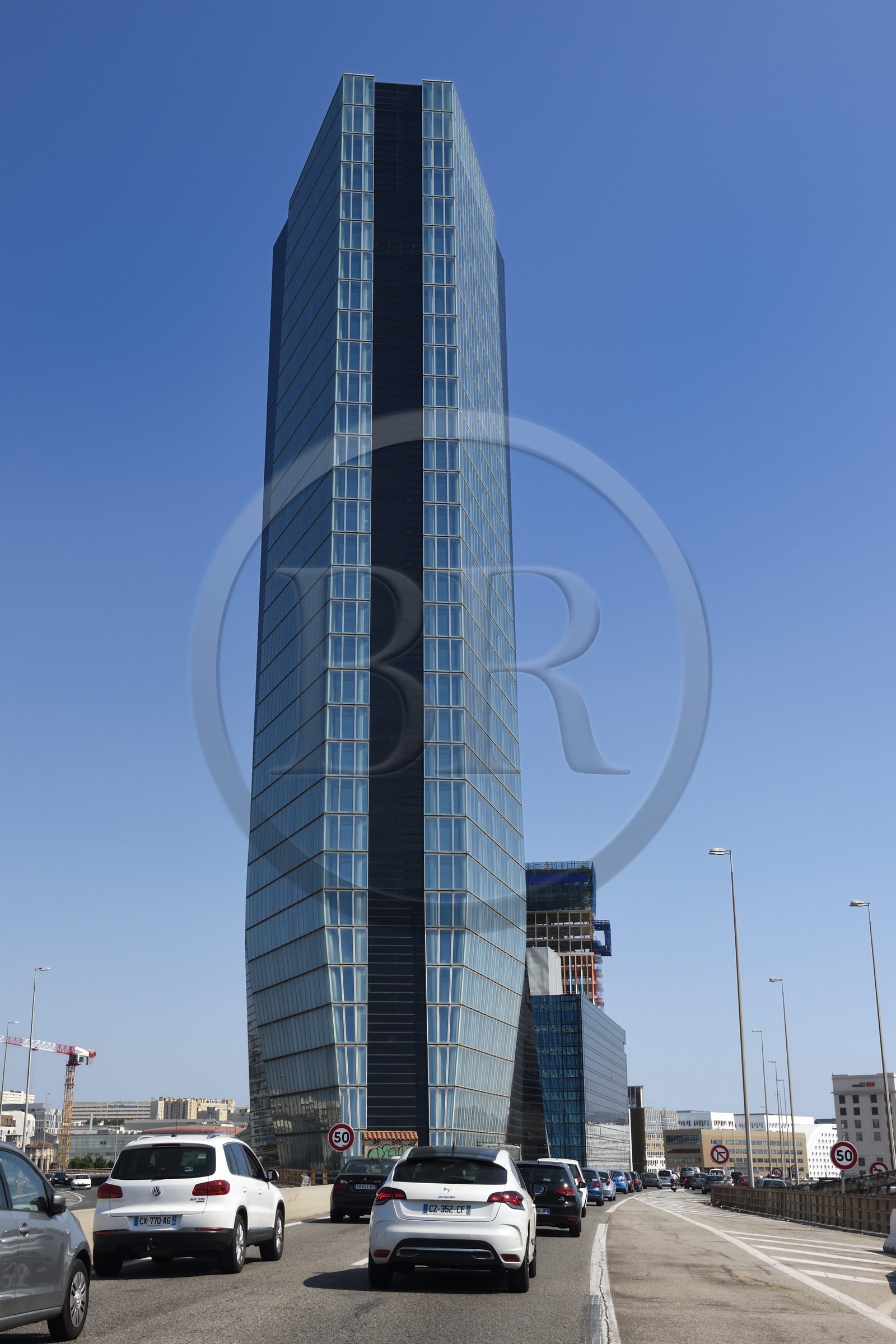 France, Bouches-du-Rhône (13), Marseille, Zone Euroméditerranée, l'autoroute du Littoral A55 au pied de la tour CMA CGM de l'architecte Zaha Hadid