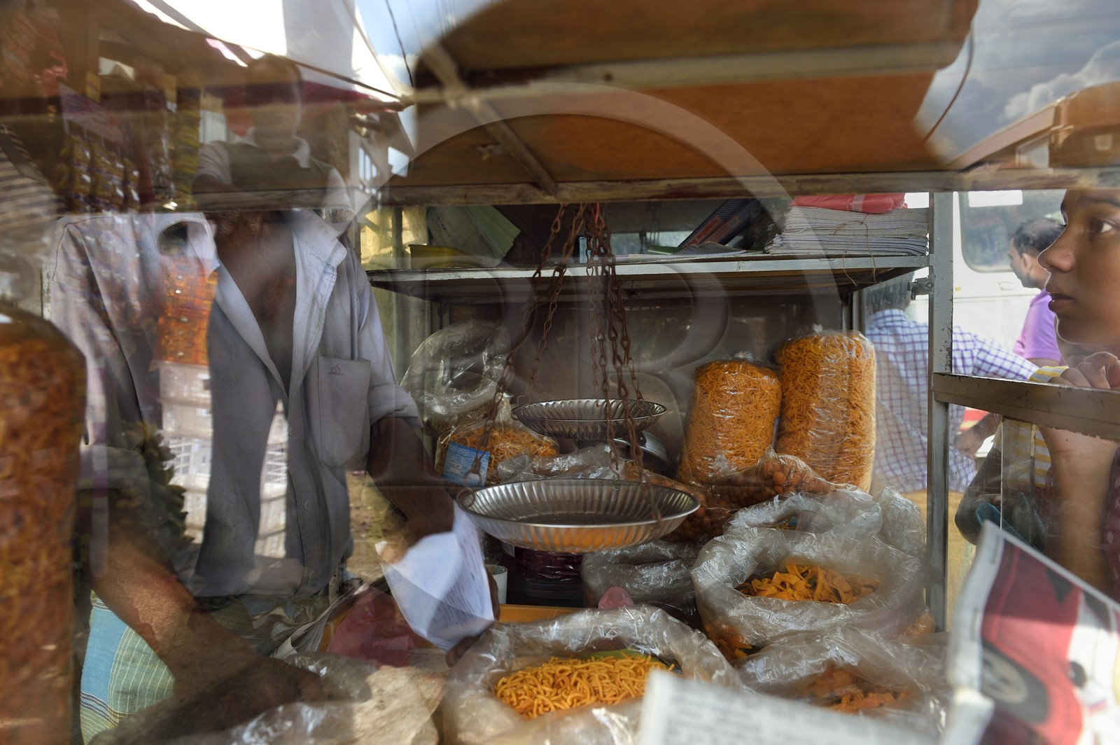 Sri Lanka, Province de Sabaragamuwa, Kiriella Junction, vente de légumes frits dans une boutique de rue