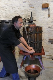 France, Côte d'Or (21), Concoeur, Ferme Fruitrouge, Isabelle et Sylvain Olivier produisent tous les produits à base de fruits rouges qu'ils récoltent, ici le jus de cassis