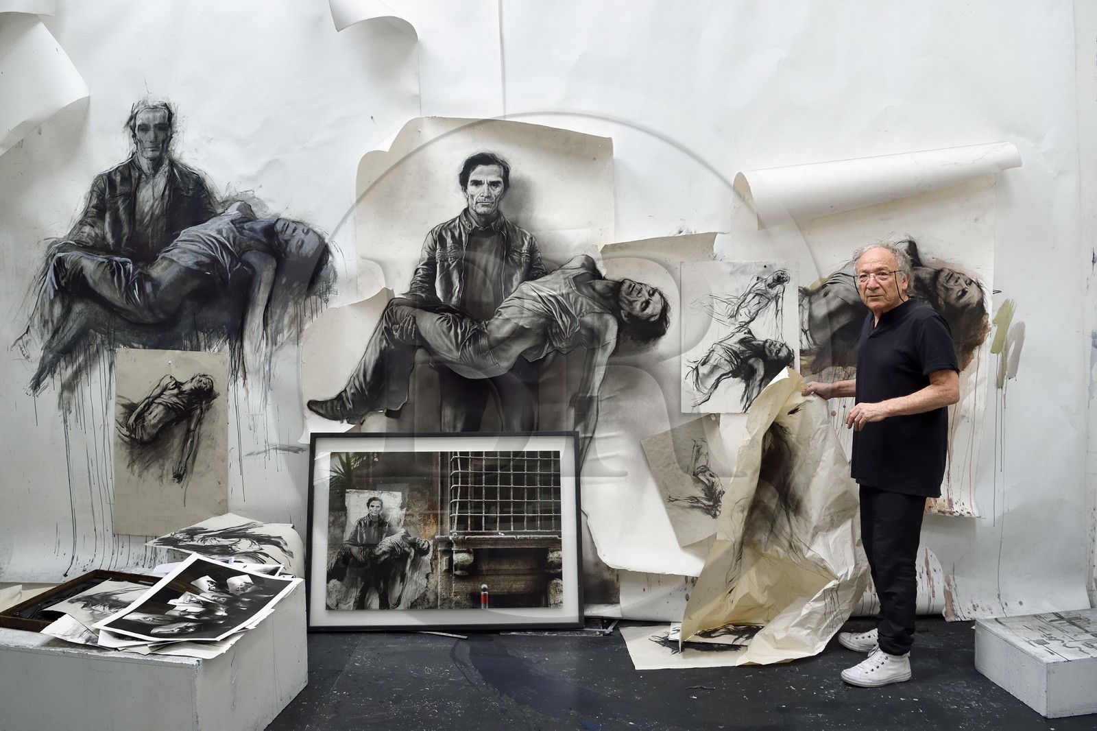France, Ivry-sur-Seine (94), l'artiste plasticien Ernest Pignon-Ernest dans son atelier