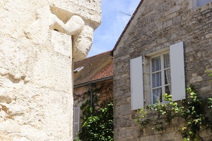 France, Côte d'Or (21), Flavigny-sur-Ozerain, sculpture à l'angle d'une maison place A.Labourey