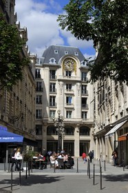France, Paris (75), rue des Italiens, immeuble à l'immense cadran d'horloge ancien siege du journal Le Monde et avant lui Le Temps