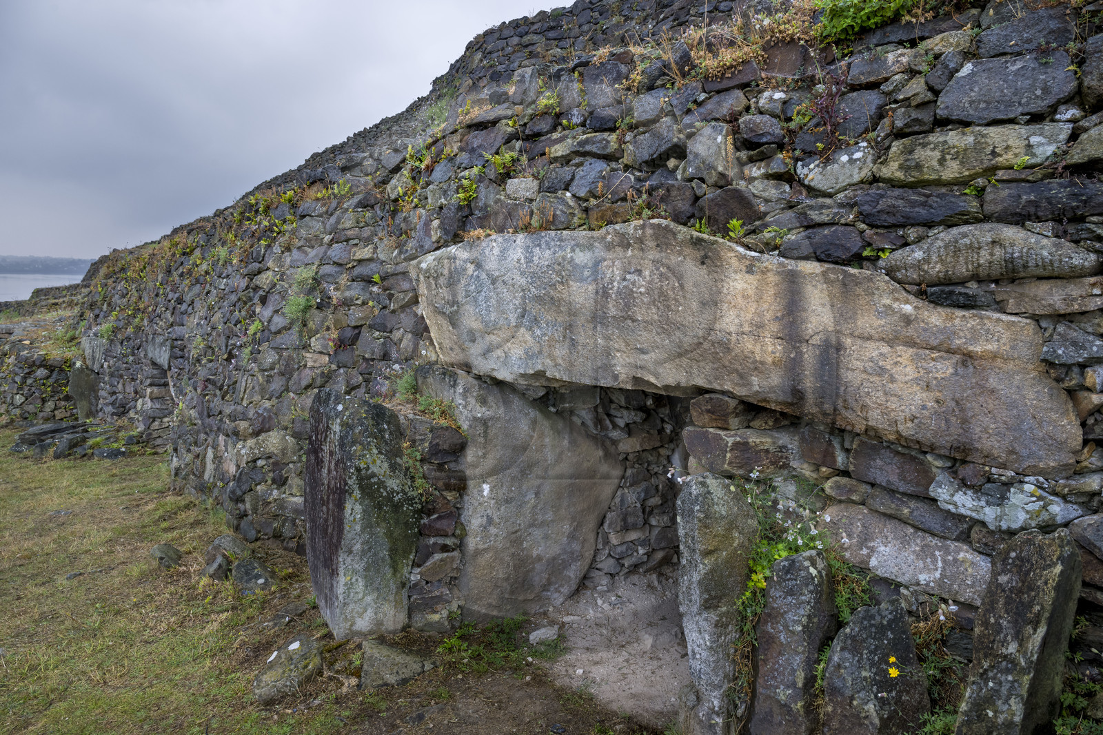 France, Finistère (29), Baie de Morlaix, Presqu'ïle de Kernehelen, site mégalithique du Cairn de Barnenez vieux de 6000 ans, dolmen à couloir, une des entrées de chambres