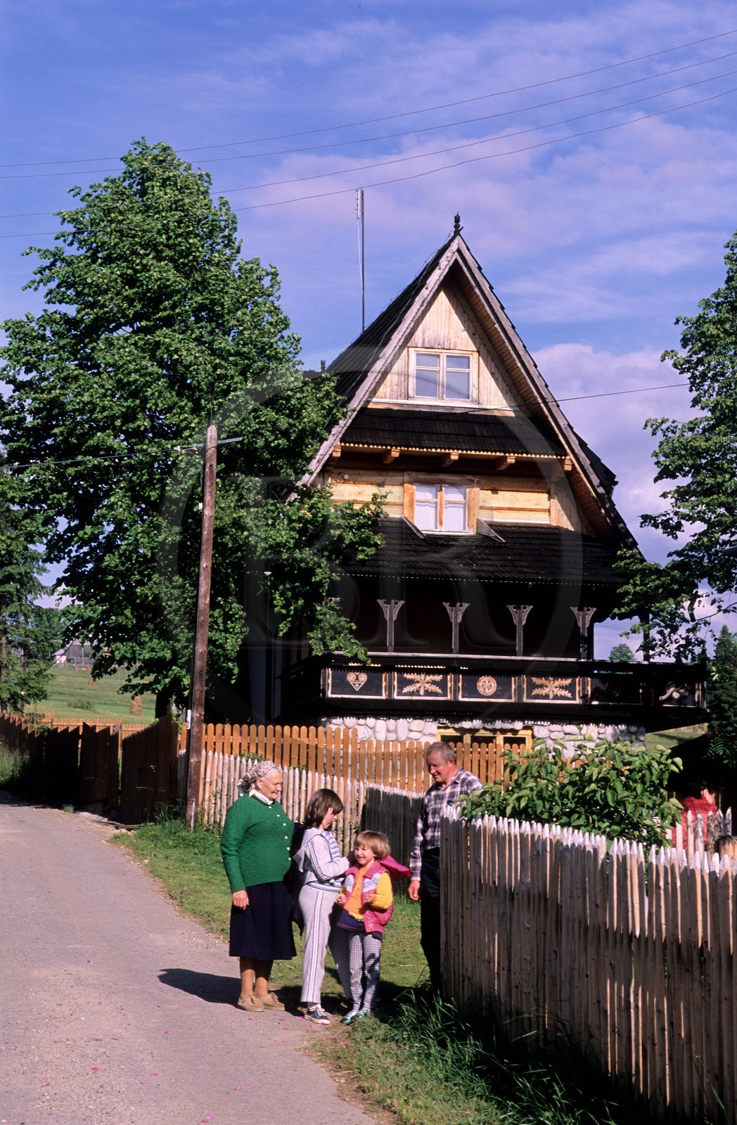 Pologne, Petite Pologne, Carpates, région de Zarcopane, famille de paysans devant sa maison en bois Pologne, Petite Pologne, Carpates, région de Zarcopane, famille de paysans devant sa maison en bois