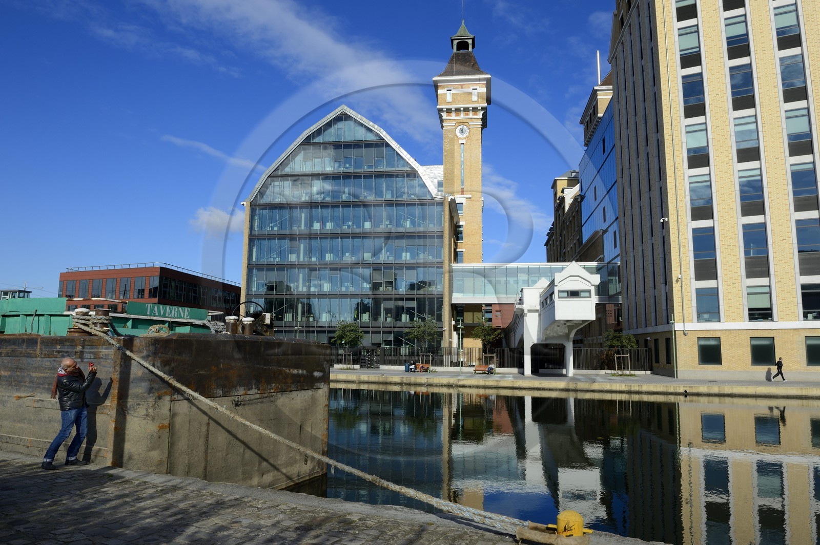 France, Seine-Saint-Denis (93), Pantin, Les anciens Grands Moulins de Pantin créées en 1884 réhabilités pour y réaliser un ensemble immobilier de bureaux conçu par le cabinet d'architectes Reichen et Robert pour BNP-Paribas Securities Services, le canal de l'Ourcq