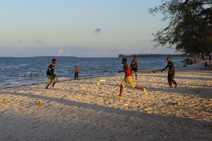 Tanzanie, Dar es-Salaam, footballeurs  sur la plage de Ocean road dans le quartier de Kivukoni
