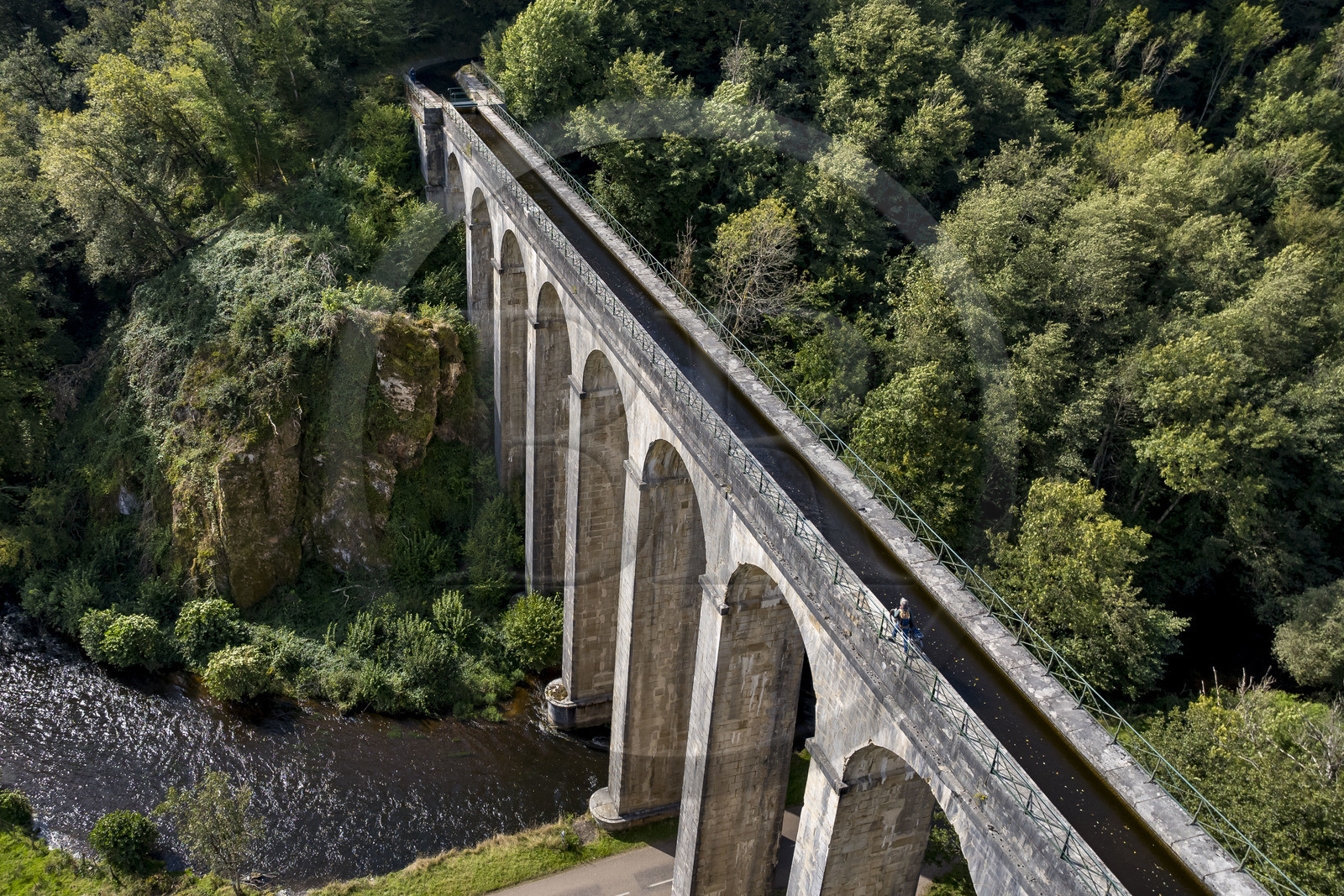 France, Nièvre (58), Parc naturel régional du Morvan, Montreuillon, pont aqueduc de Montreuillon construit en 1841, haut de 33 m et long de 152 m avec 13 arches larges de 8 m, le long de la Rigole d’Yonne qui puise les eaux de l'Yonne au lac de Pannecière et alimente le canal du Nivernais (vue aérienne)