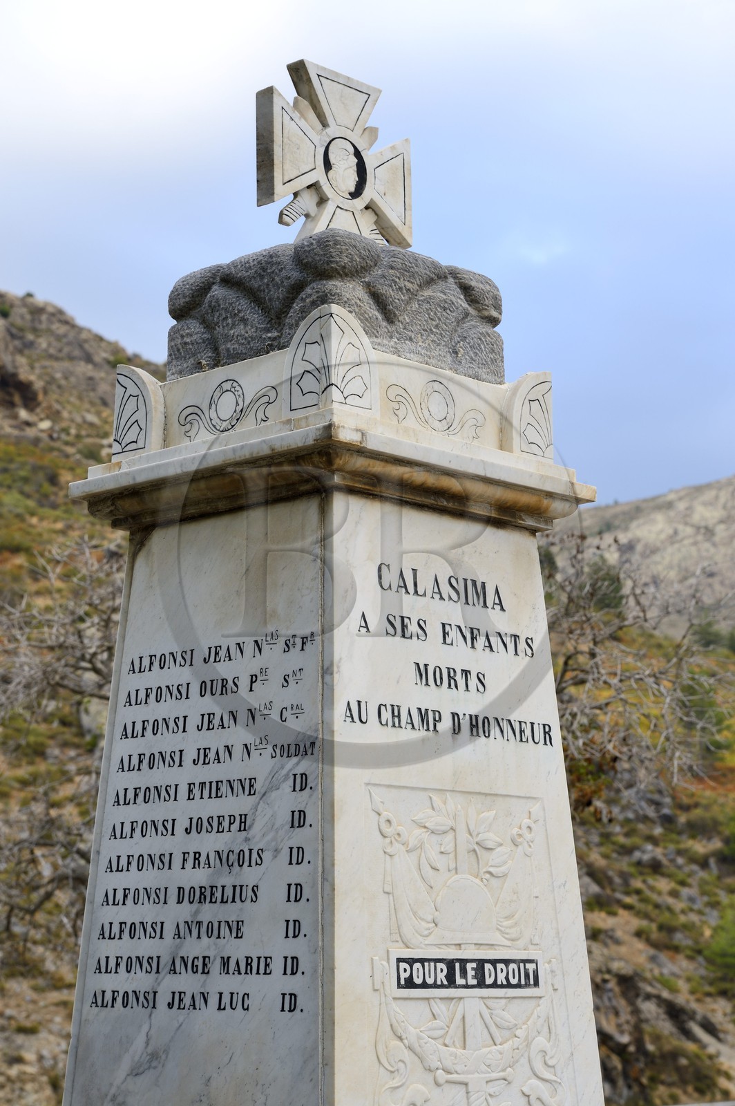 France, Haute-Corse (2B), région du Niolu (Niolo), Calasima plus haut village de Corse (1 095m), le monument aux morts