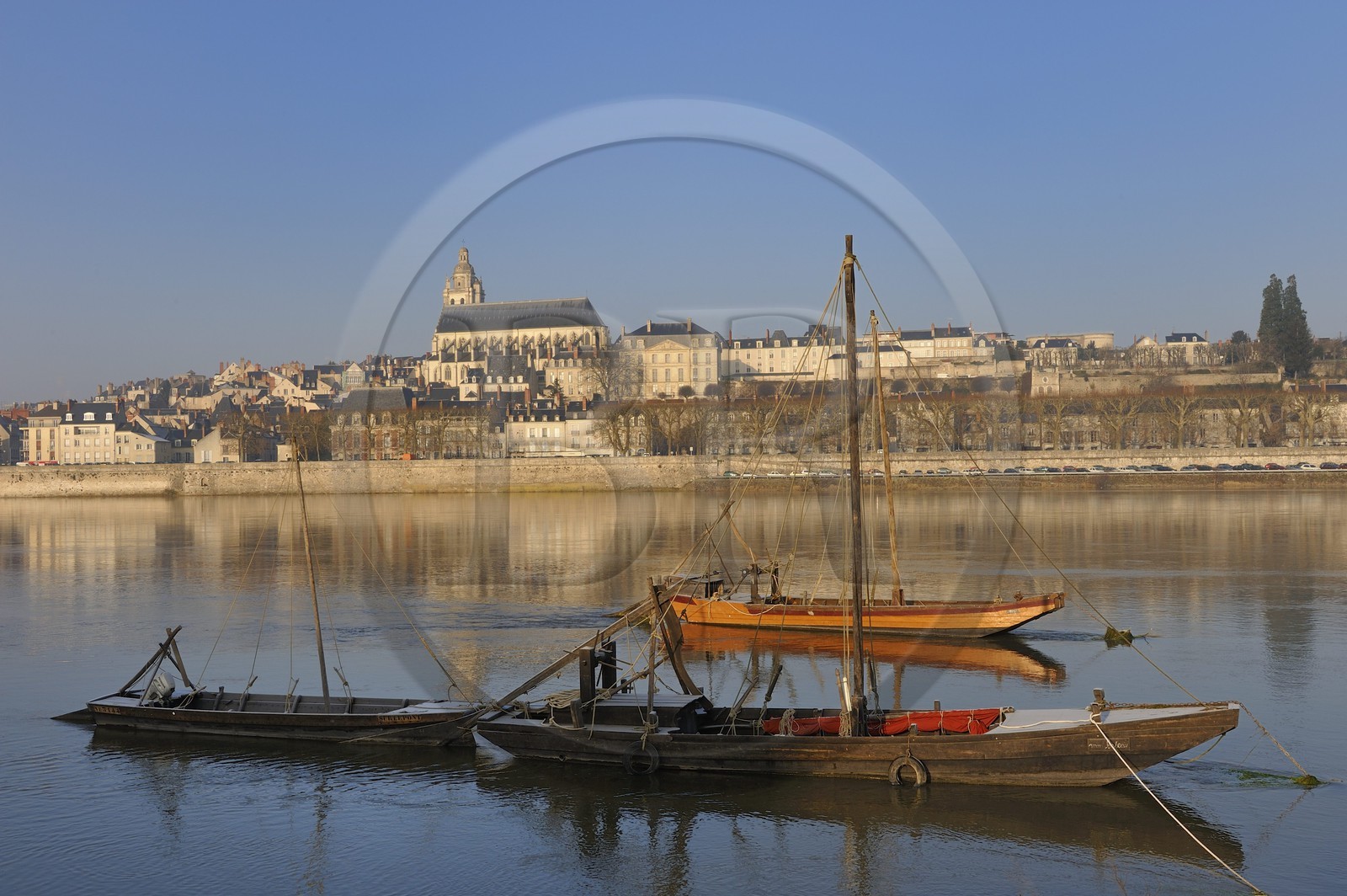 France, Loir et Cher (41), Vallée de la Loire classée au Patrimoine Mondial de l'UNESCO, Blois, les quais, la vieille ville, la cathédrale St-Louis et des bateaux traditionnels