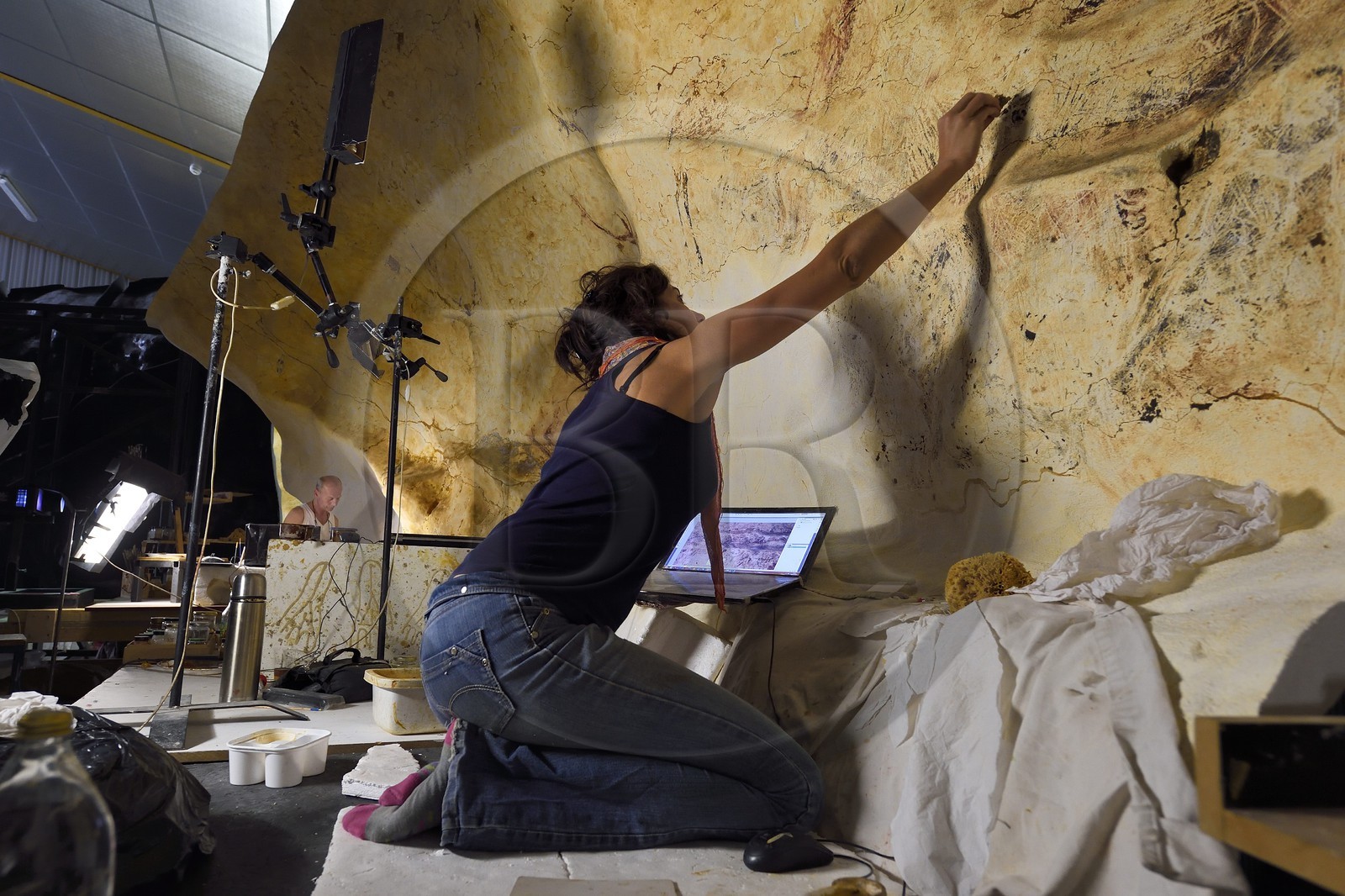 France, Dordogne (24), Montignac, l’Atelier des Fac-Similés du Périgord (AFSP) spécialisé dans la reproduction minérale de parois ornées de la préhistoire et en charge de la reconstitution fidèle des parois de la grotte de Lascaux, reproductions des peintures, mention obligatoire Atelier des Fac-Similés du Périgord