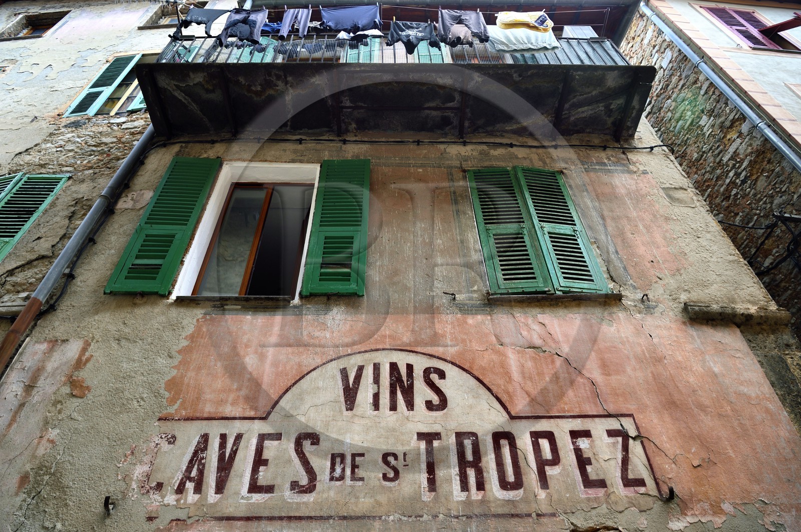 France, Alpes-Maritimes (06), vallée de la Bévéra, Sospel, linge séchant au balcon d'un ancien commerce de vin