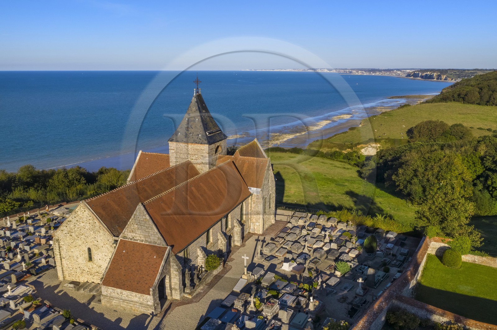 France, Seine-Maritime (76), Côte d'Albatre, Pays de Caux, l'église Saint-Valery de Varengeville-sur-Mer et son cimetière marin surplombant les falaises de la Côte d'Albatre (vue aérienne)