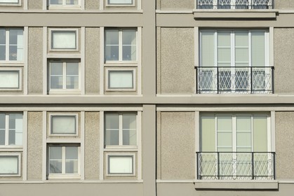 France, Seine-Maritime (76), Le Havre, Centre-ville reconstruit du Havre par Auguste Perret classé Patrimoine Mondial de l'UNESCO, détail de la façade des immeubles Perret de la Porte Océane au bout de l'avenue Foch