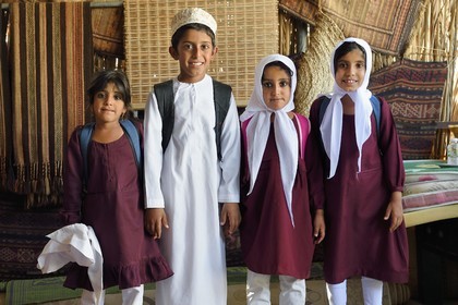 Sultanat d'Oman, gouvernorat de Ash Sharqiyah, désert des Wahiba Sands ou Sharqiya Sands, village bédouin de al-Wasil, famille bédouine al-Badri, Nadjoua, Said, Assila et Nor qui rentrent de l'école