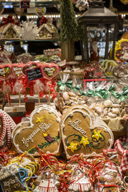 France, Bas-Rhin (67), Strasbourg, vieille ville classée au Patrimoine Mondial de l’UNESCO, Marché de Noel (Christkindelsmarik) de la place Broglie, vente de pains d'épices et autres gateaux