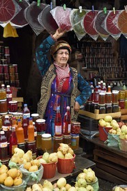 Azerbaïdjan, région de Shamakhi, Qabala, marché aux seaux de fruits et légumes
