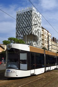 France, Bouches-du-Rhône (13), Marseille, Zone Euroméditerranée, quartier La Joliette, boulevard de Dunkerque, Fonds Régional d'Art Contemporain (FRAC) architecte Kengo Kuma et tramway