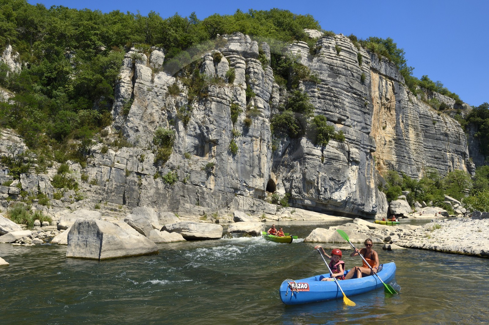 France, Ardèche (07), Ruoms, kayaks descendant la rivière Ardèche dans les défilés de Ruoms à Pradons, le cirque de Giens