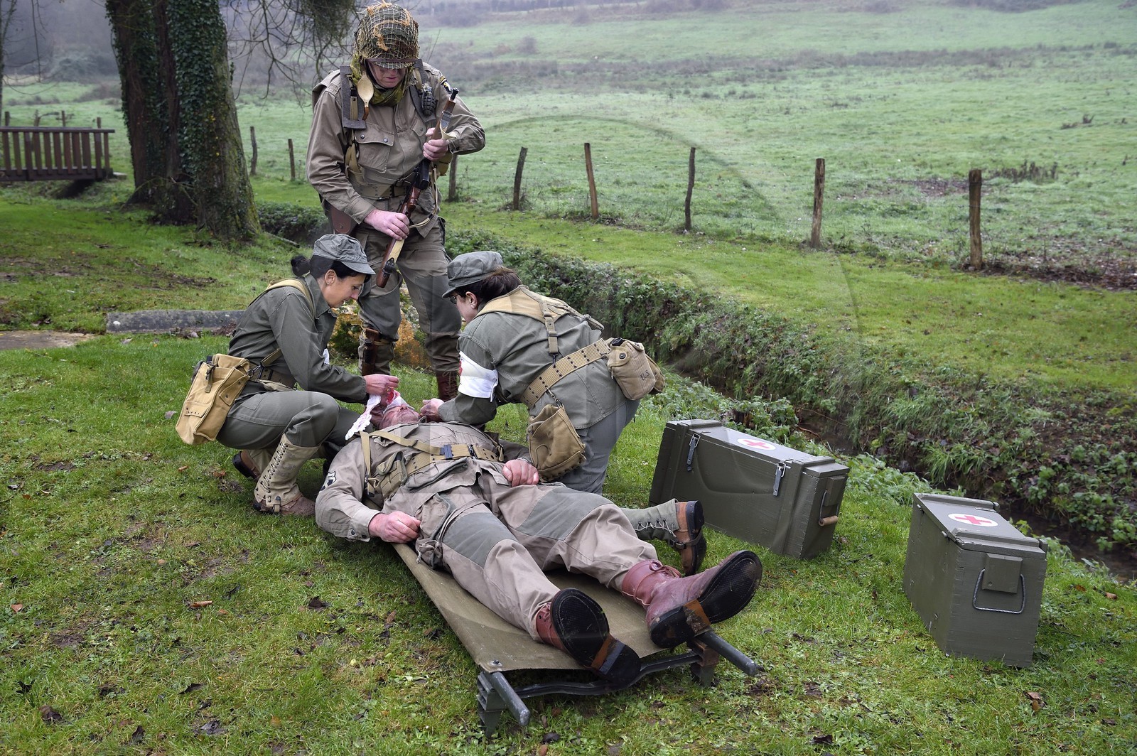 France, Eure (27), Sainte-Colombe-prés-Vernon, Allied Reconstitution Group (association de reconstitution historique de la 2éme Guerre Mondiale américain et Maquis), reconstitueurs en uniforme de la 101e division aéroportée US et infirmières soignant un soldat blessé France, Eure (27), Sainte-Colombe-prés-Vernon, Allied Reconstitution Group (association de reconstitution historique de la 2éme Guerre Mondiale américain et Maquis), reconstitueurs en uniforme de la 101e division aéroportée US et infirmières soignant un soldat blessé