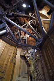 France, Seine-Maritime (76), Pays de Caux, Allouville-Bellefosse, le chêne du IXe siècle est réputé être le plus vieux de France, dans son tronc, creux et recouvert de bardeaux pour le protéger, sont établies deux petites chapelles superposées