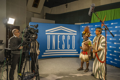 France, Paris (75), siège de l’UNESCO, interview du chef Papou Mundiya Kepanga et du leader amazonien du peuple Ashaninka au Brésil Benki Piyako