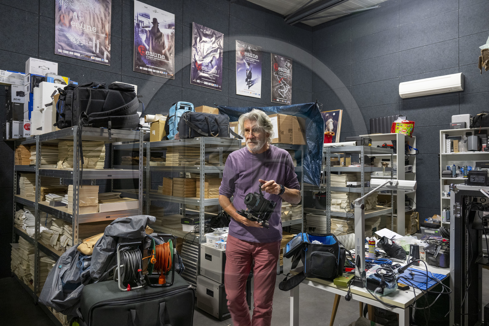 France, Côte-d'Or (21), Beaune, Atelier du cinéma Claude Lelouch, ce lieu accueille chaque année depuis 2016 douze apprentis réalisateurs sélectionnés sur concours, Rémi Bergman, directeur du site et chef de production des films de Claude Lelouch, tenant la camera utilisée pour le film Itinéraire d'un enfant gaté (1988)