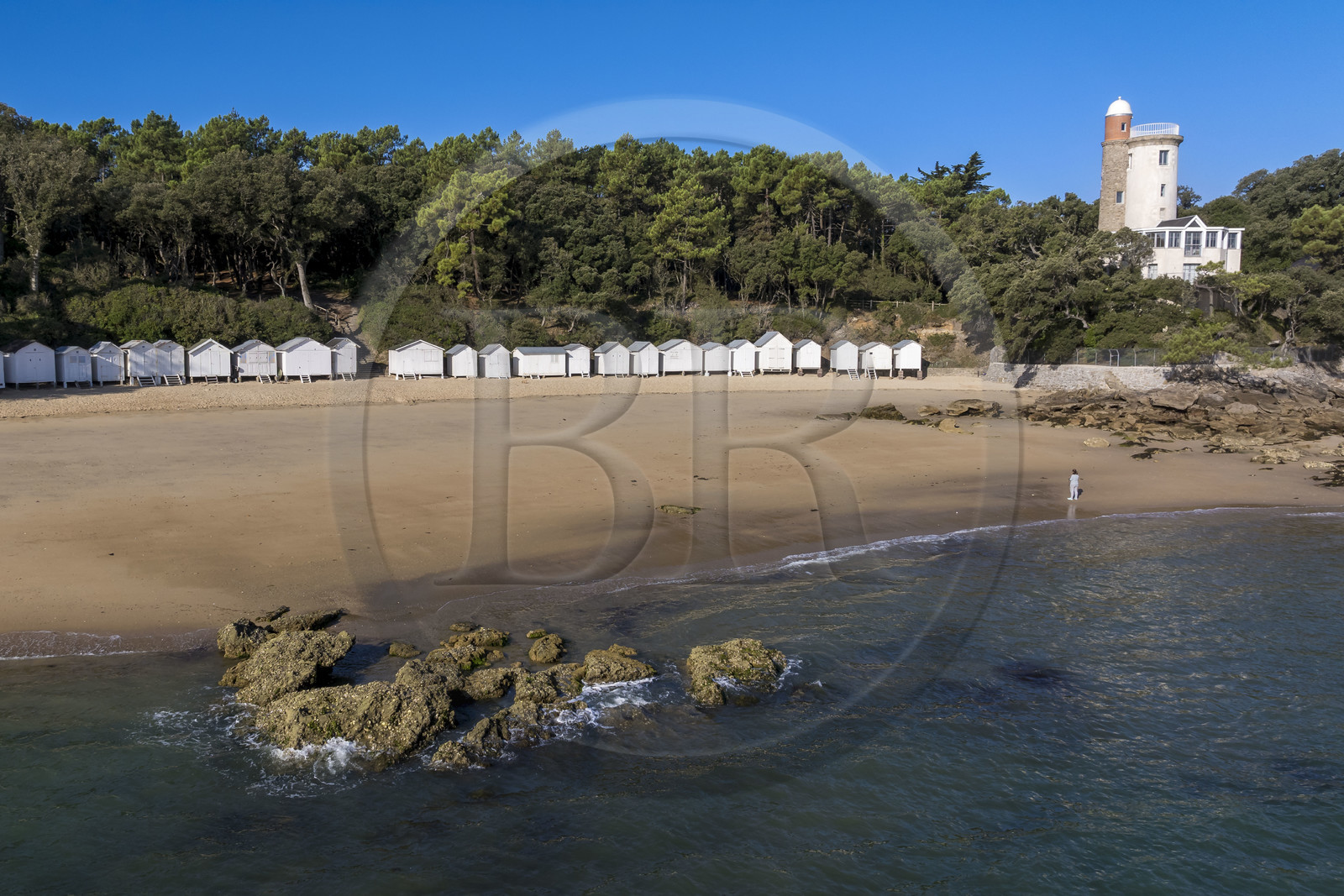 France, Vendée (85), Ile de Noirmoutier, Noirmoutier-en-l'Ile, le Bois de la Chaise, la plage de l'Anse Rouge et ses cabines de plage en bois, dominée par la Tour Plantier (vue aérienne)
