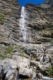 France, Hautes Alpes (05), Chateauroux-les-Alpes, randonneurs au pied de la cascade de la Pisse dans la vallée du Rabioux aux portes du Parc national des Écrins