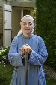 France, Yonne (89), parc naturel régional du Morvan, Vézelay, classé au Patrimoine Mondial de l'UNESCO, labellisé Les Plus Beaux Villages de France, point de départ de l'une des principales voies de pèlerinage de Saint-Jacques-de-Compostelle, la basilique Sainte-Marie-Madeleine, soeur Petra qui est prieur de la Fraternité de Jérusalem