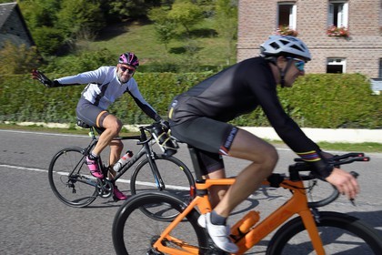 France, Seine-Maritime (76), Parc naturel régional des Boucles de la Seine normande, hameau de Beaulieu à Bardouville,  cyclistes sur la veloroute du Val de Seine