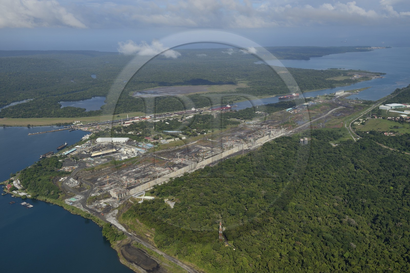 Panama, province de Colon, Canal de Panama, les écluses de Gatun, le chantier des nouvelles écluses sur la droite (vue aérienne)